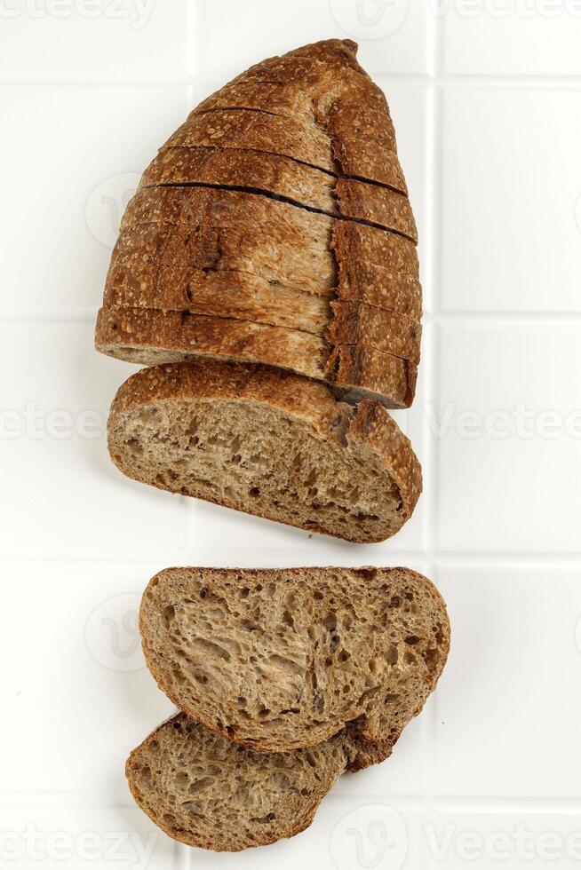 pane, tradizionale pane a lievitazione naturale tagliato a fette foto