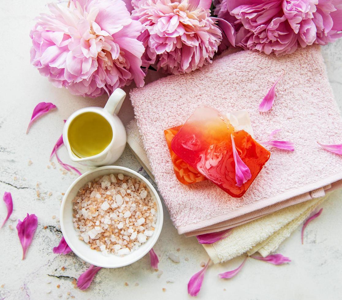 concetto di spa con peonie foto