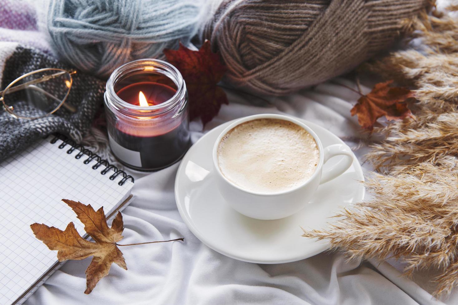 natura morta autunnale con zucche e caffè foto