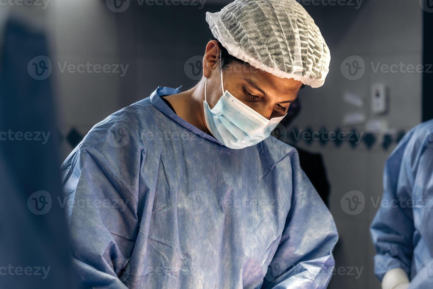 un' qualificato maschio chirurgo l'esecuzione un' meticoloso scoliosi chirurgia nel un' medico servizio, struttura foto