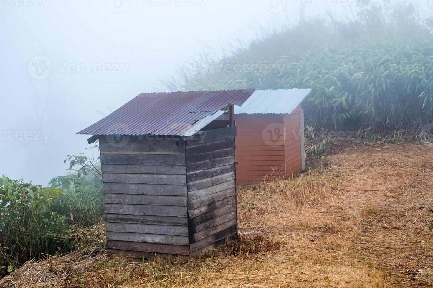 vecchio decadimento di legno pubblico gabinetto foto