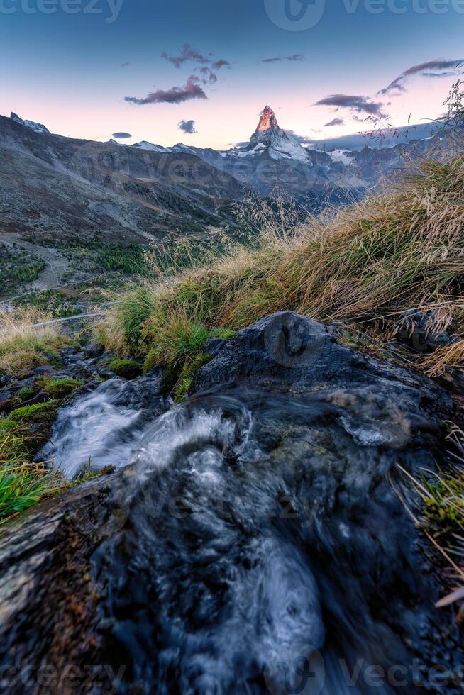 Cervino montagna con ruscello fluente su autunno natura selvaggia nel il mattina foto