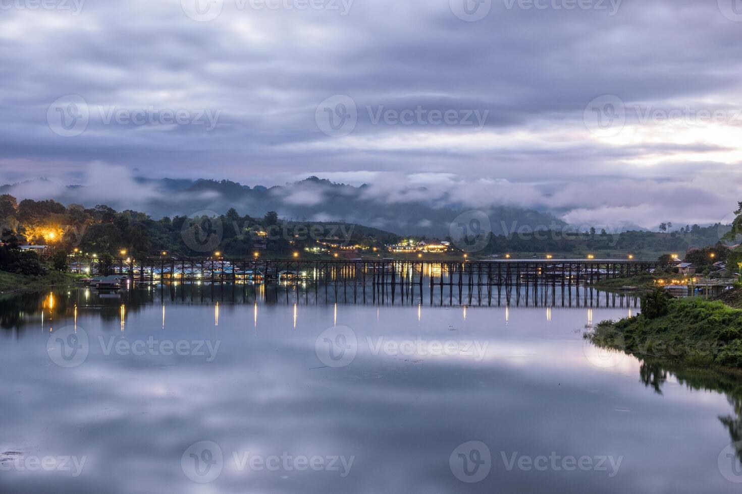 panoramico famoso di legno lun ponte nel sangkhlaburi foto