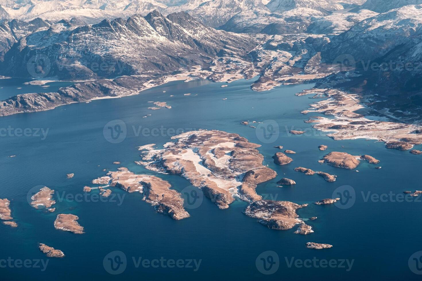 aereo Visualizza di arcipelago nel blu oceano su inverno foto