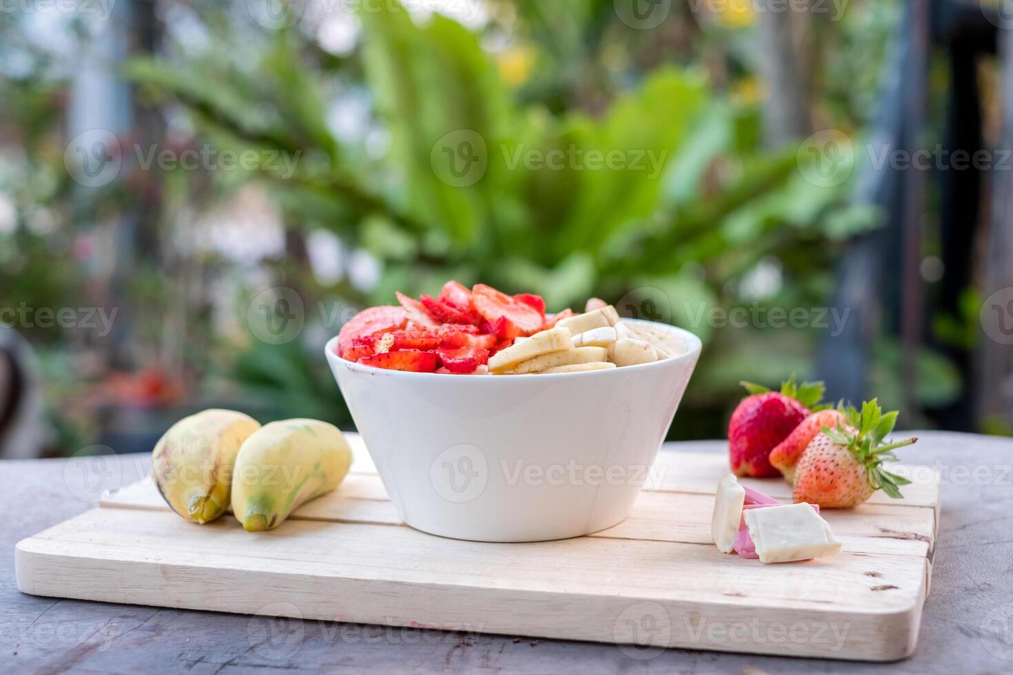 fragola Banana affettato con cioccolato miscela dolce salutare cibo su legna vassoio foto