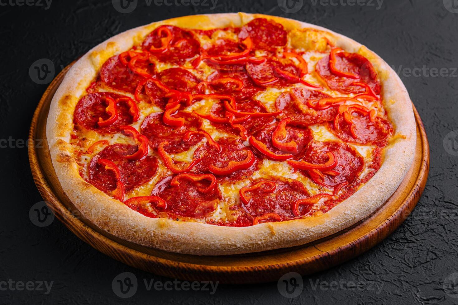gustoso peperoni Pizza con rosso campana peper foto