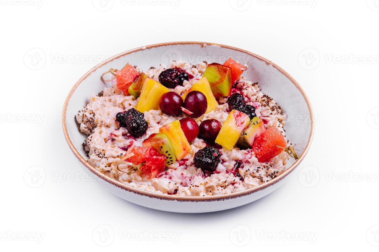 porridge con frutta su ciotola isolato foto