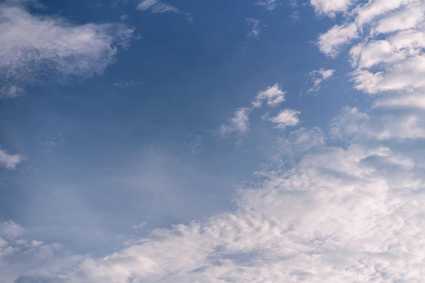 sfondo bianco chiaro sfumato nuvola cielo blu estivo. bellezza sereno nuvoloso al sole calma brillante aria invernale bacground. cupo vivido paesaggio ciano in ambiente giorno orizzonte vista skyline vento primaverile foto