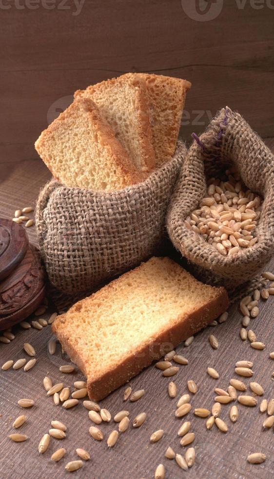 fette biscottate croccanti o pane tostato per una vita sana con grano a colazione. foto