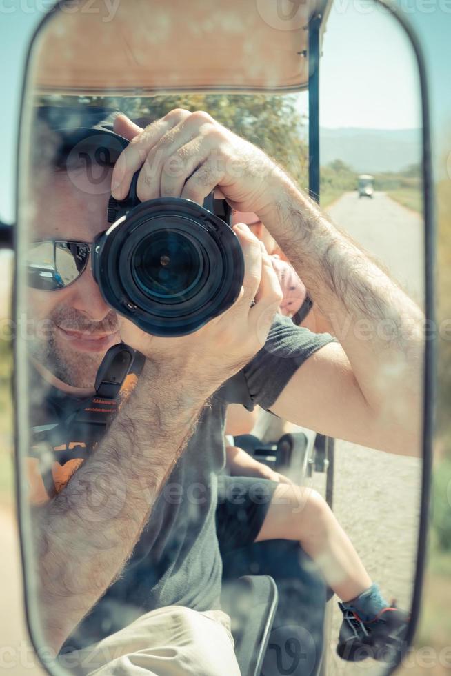 uomo israeliano riflesso sullo specchietto laterale di un carrello da golf elettrico foto