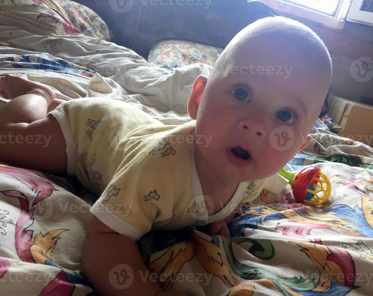 bellissimo bambino con la faccia da bambino in posa fotografo foto