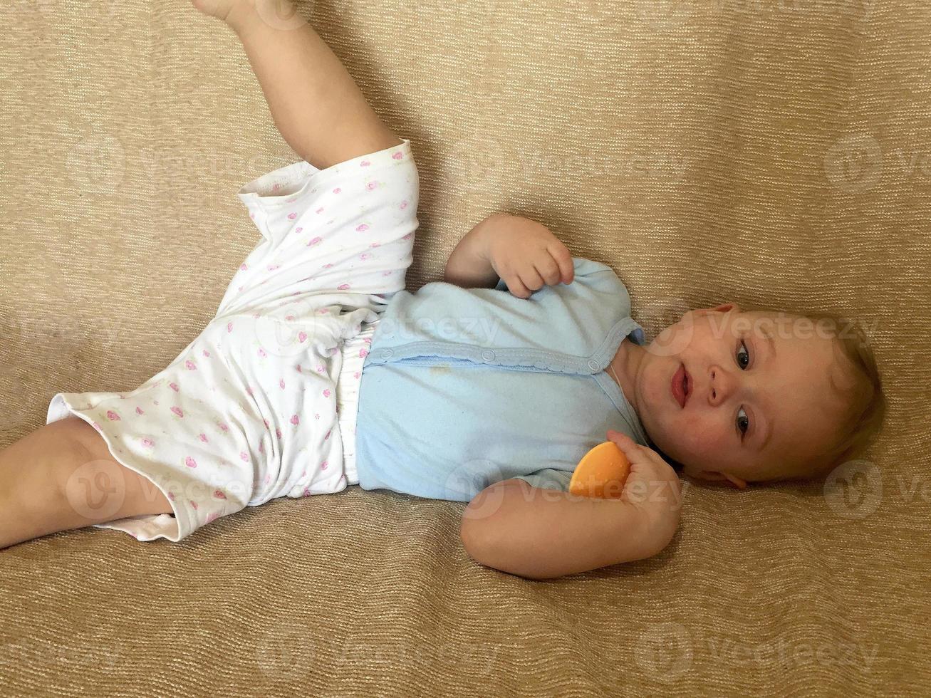 bellissimo bambino con la faccia da bambino in posa fotografo foto