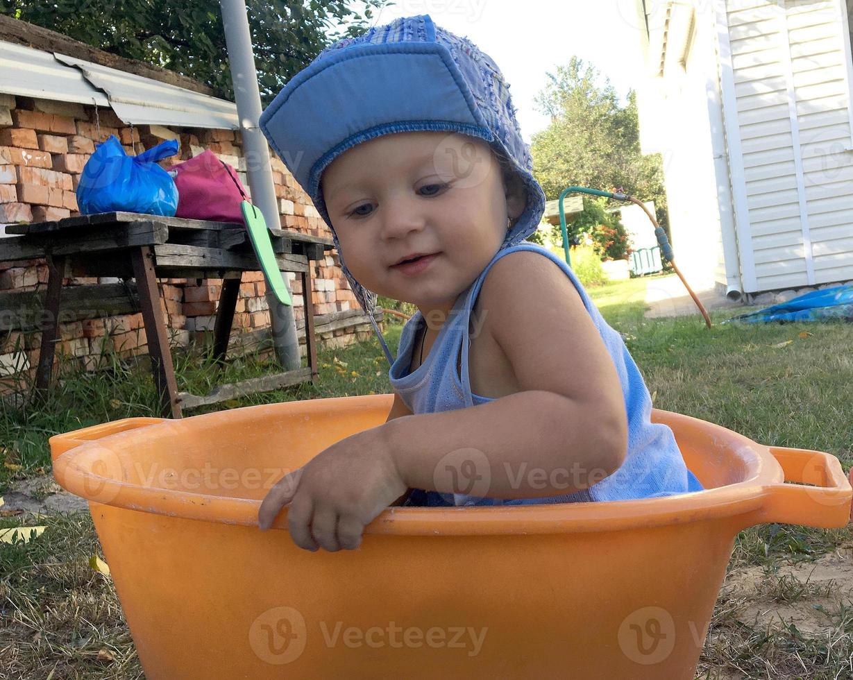 bellissimo bambino con la faccia da bambino in posa fotografo foto