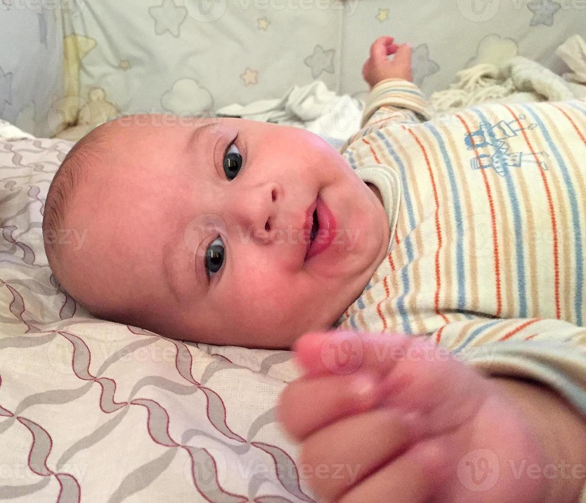 bellissimo bambino con la faccia da bambino in posa fotografo foto