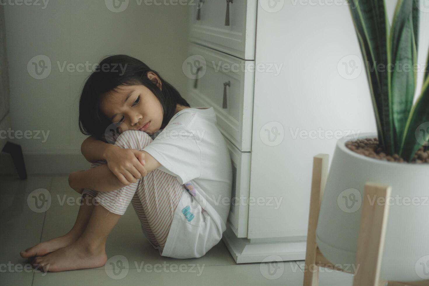 solitario poco seduta a casa solo, irritato infelice bambino in attesa per genitori, pensiero di i problemi, cattivo relazione nel famiglia, psicologico trauma foto