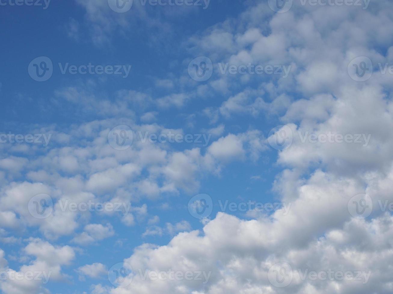 cielo blu con nuvole di sfondo foto