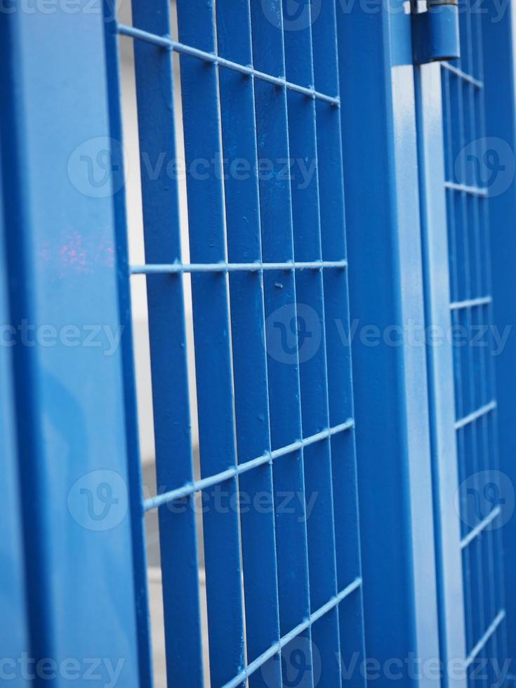 sfondo di recinzione metallica blu foto