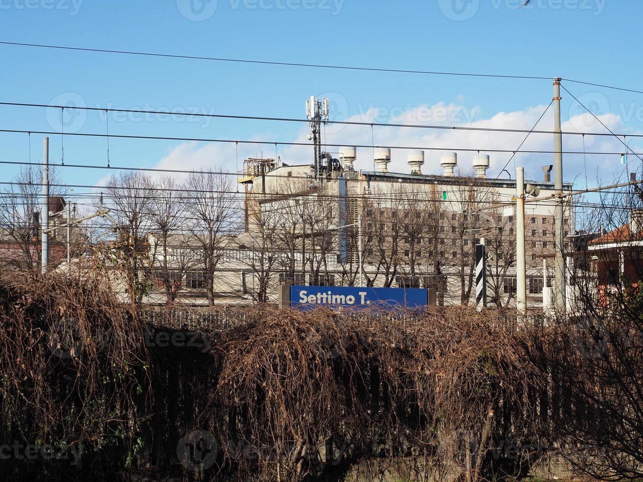 skyline industriale a settimo, italia foto