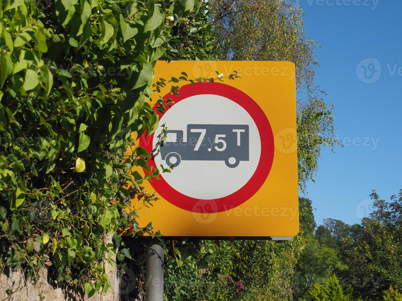 segno normativo, nessun veicolo oltre il peso massimo foto