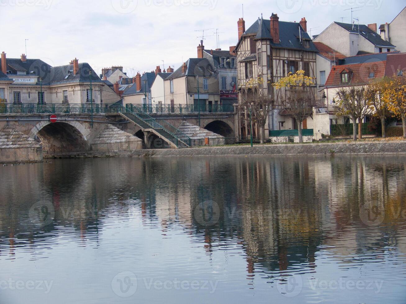 un ponte su uno specchio d'acqua foto