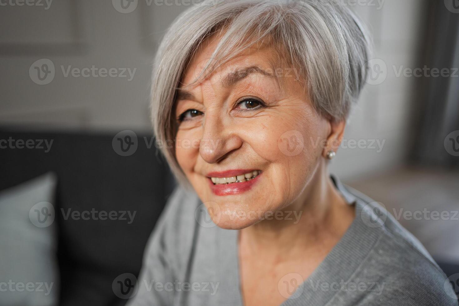 ritratto di fiducioso elegante europeo mezzo anziano anziano donna. più vecchio maturo 60s signora sorridente a casa. contento attraente anziano femmina guardare telecamera vicino su viso colpo alla testa ritratto. contento persone foto