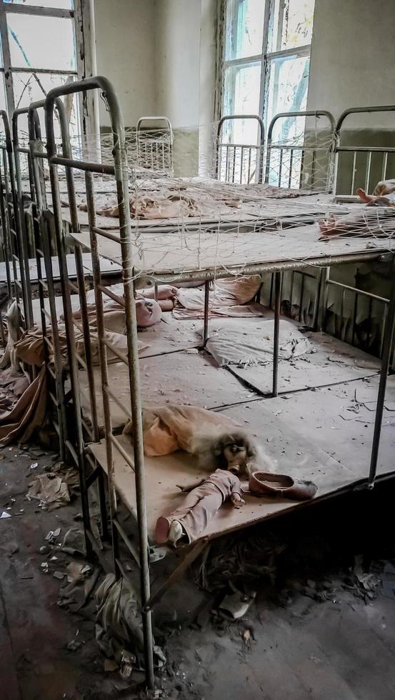 pripyat, ucraina, 2021 - primo piano di letti in un orfanotrofio abbandonato a chernobyl foto