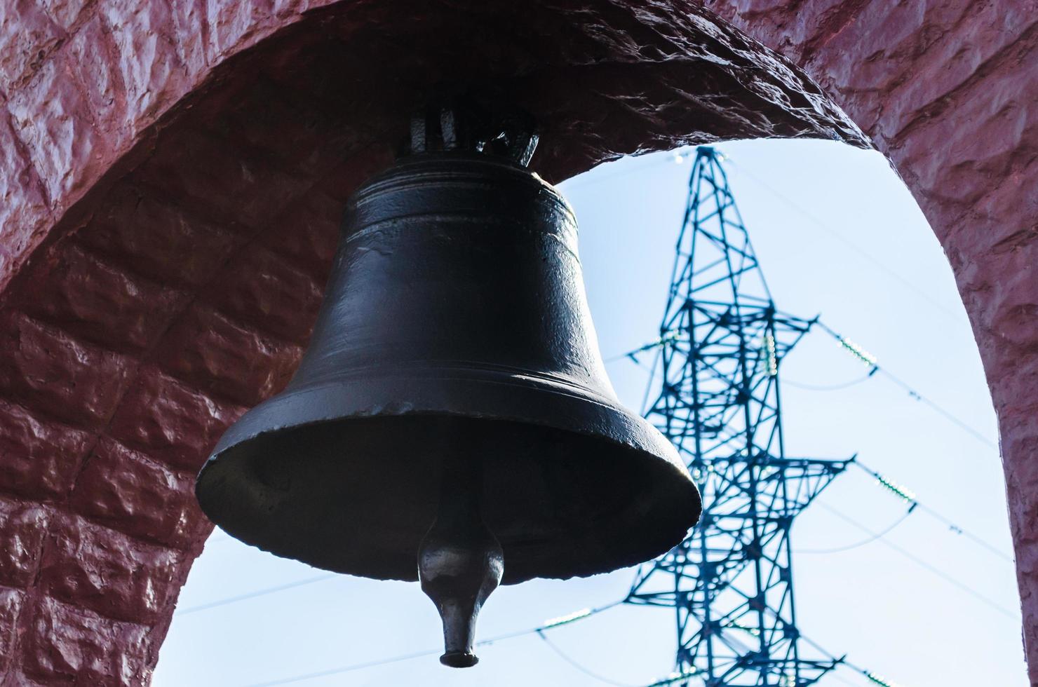 pripyat, ucraina, 2021 - campana della chiesa e torre della radio a chernobyl foto