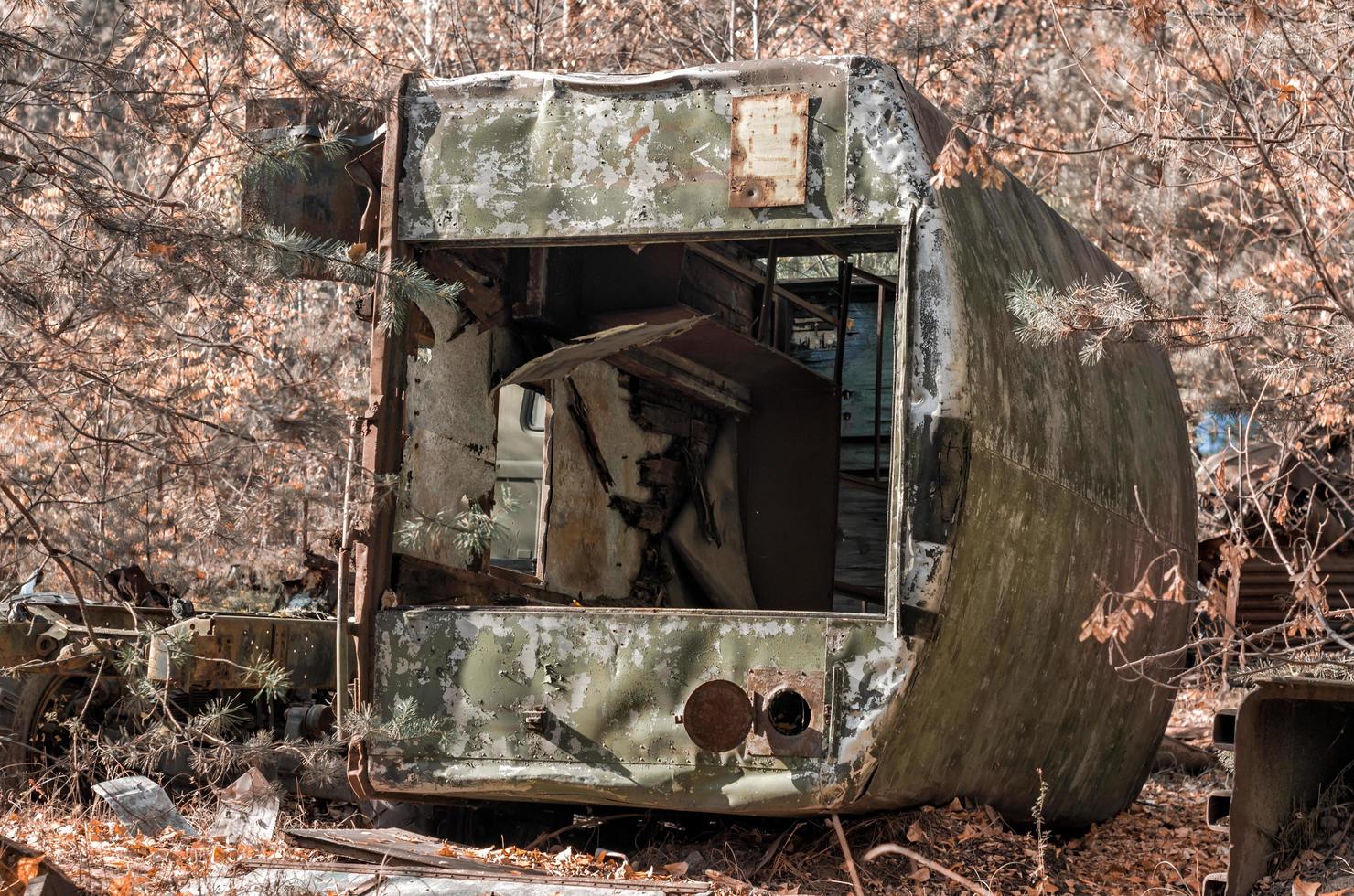 pripyat, ucraina, 2021 - camion dell'esercito ribaltato a chernobyl foto