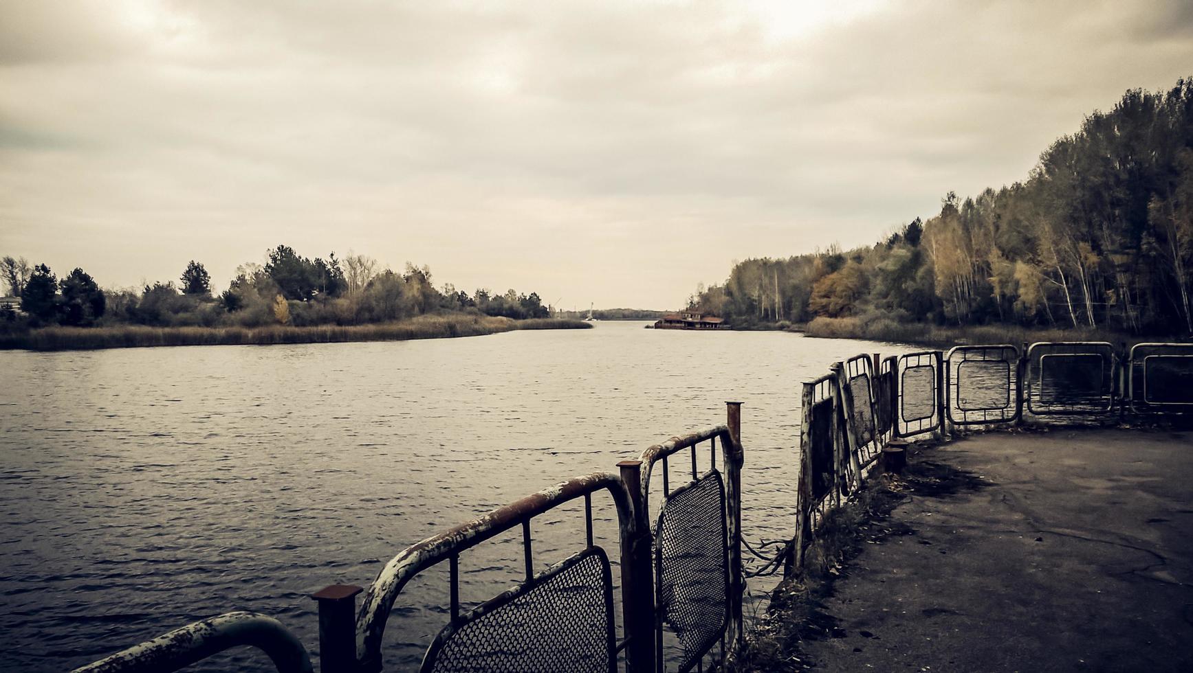 pripyat, ucraina, 2021 - vista di un fiume e di una foresta dall'argine di chernobyl foto