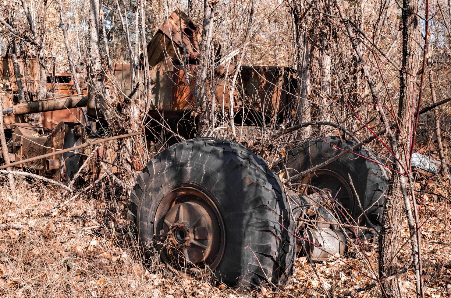 pripyat, ucraina, 2021 - vecchio trattore a chernobyl foto