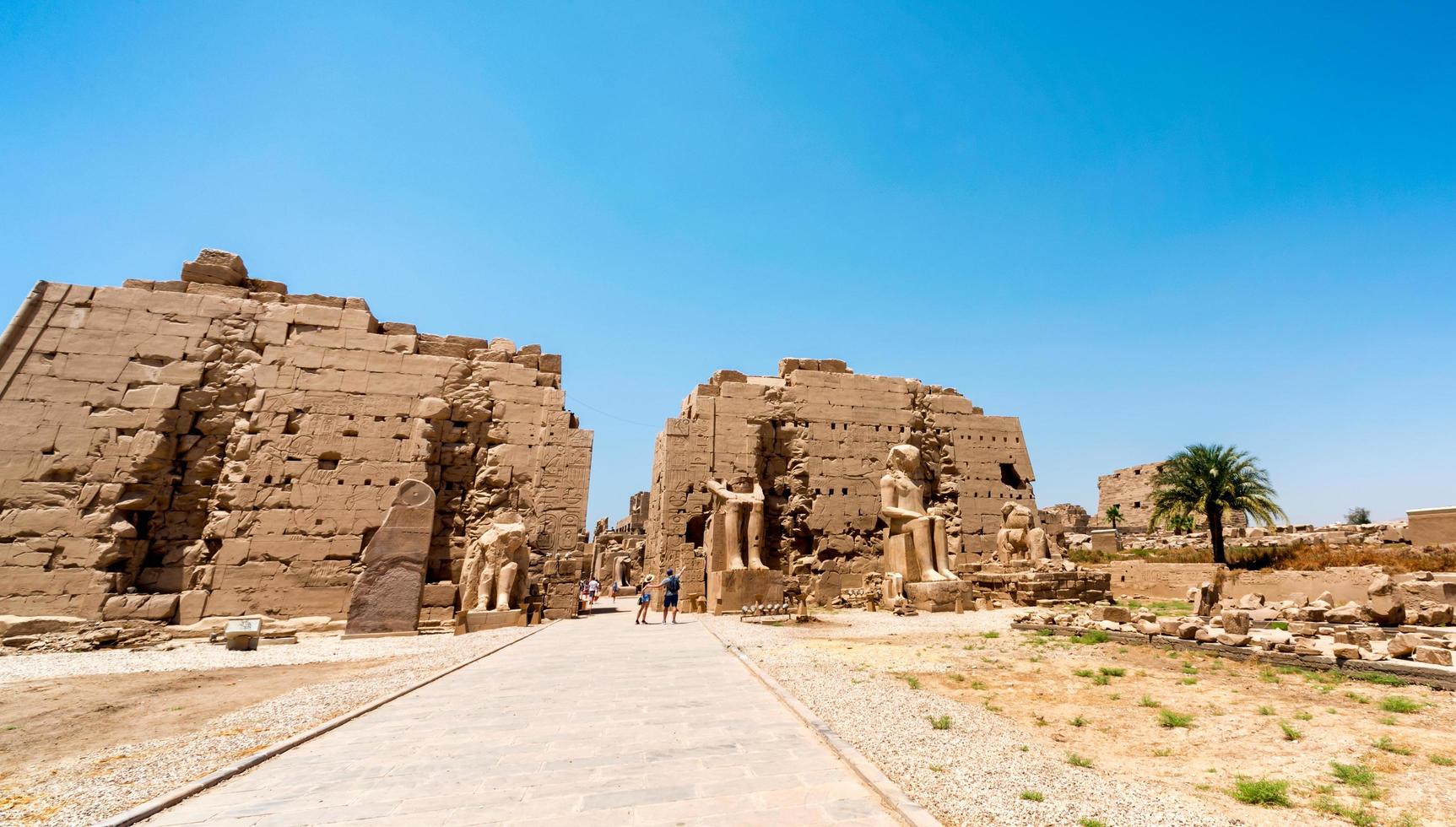 Luxor, Egitto, 2021 - turisti che visitano il tempio di Karnak foto