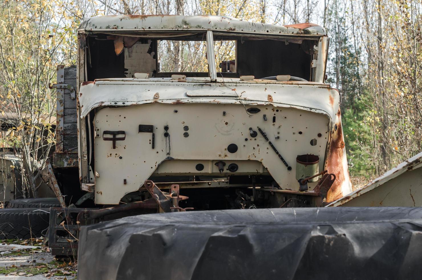 pripyat, ucraina, 2021 - vecchio veicolo nella foresta di chernobyl foto