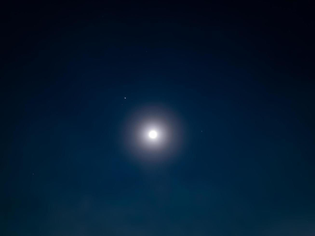 luna e stelle nello spazio foto