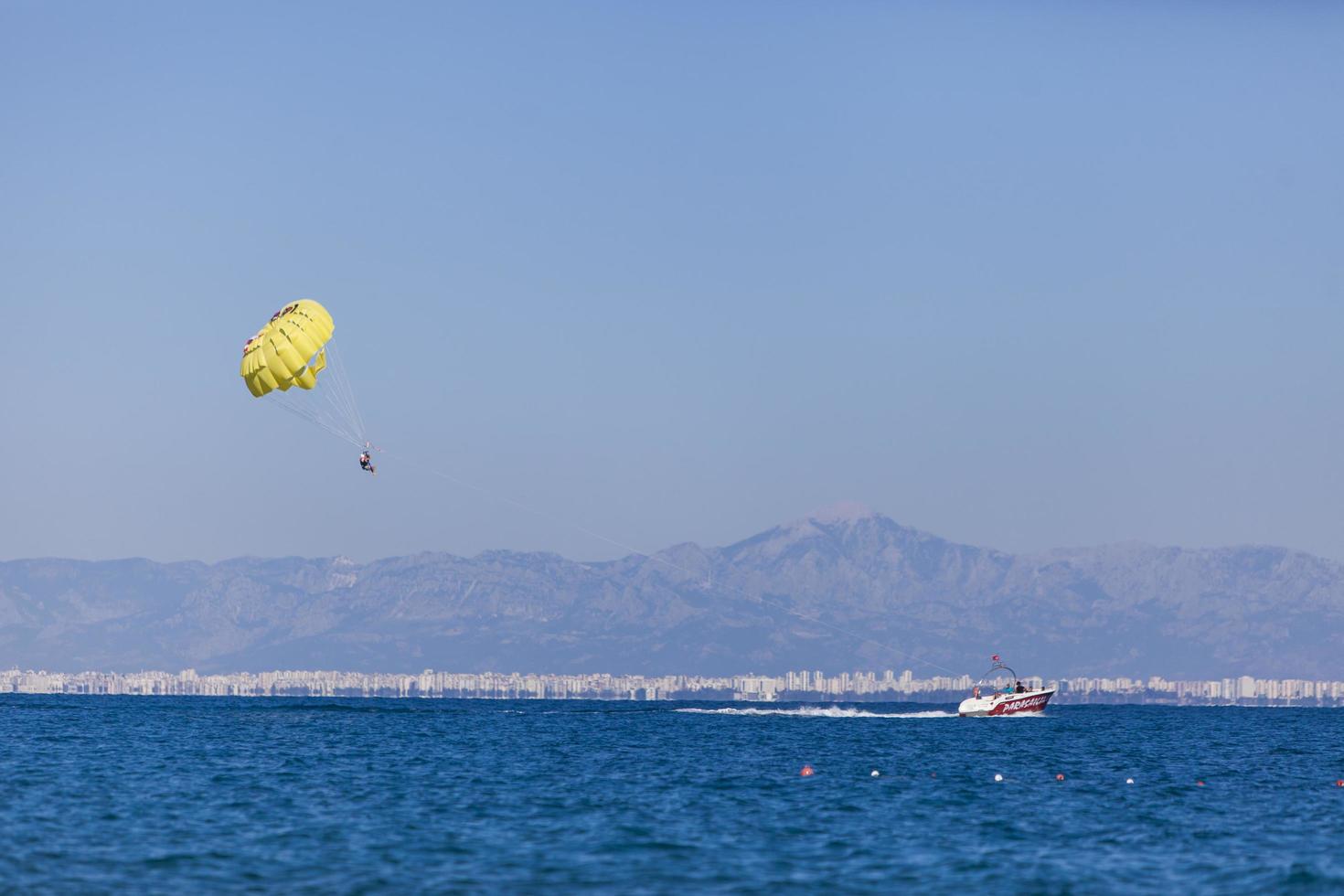 beldibi, turchia, 7 ottobre - parasailing da persone non identificate a beldibi il 7 ottobre 2013. il parapendio è popolare nella zona costiera della turchia e quasi tutti i principali hotel hanno attività di parapendio. foto