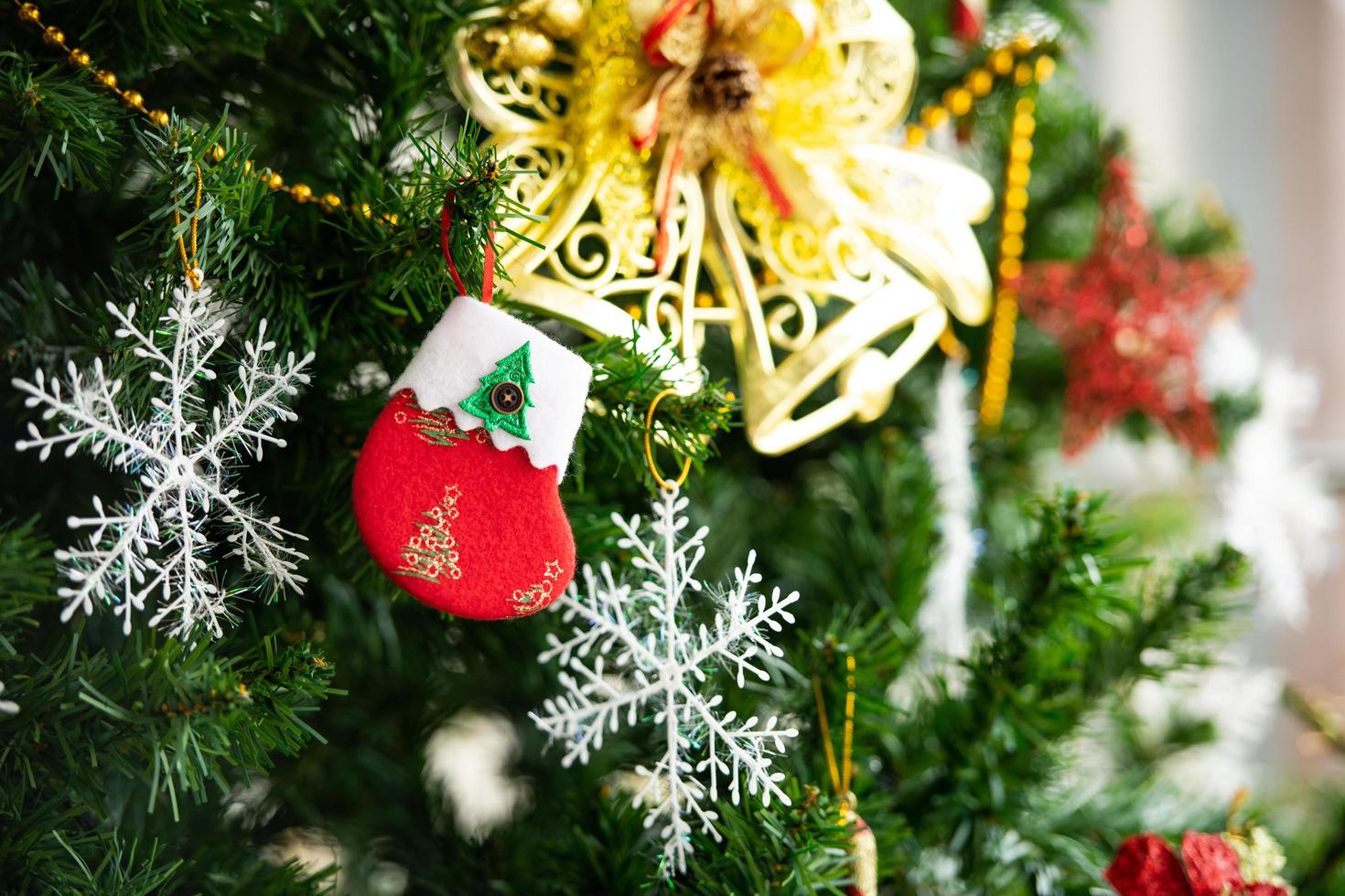 albero di natale addobbato in soggiorno foto