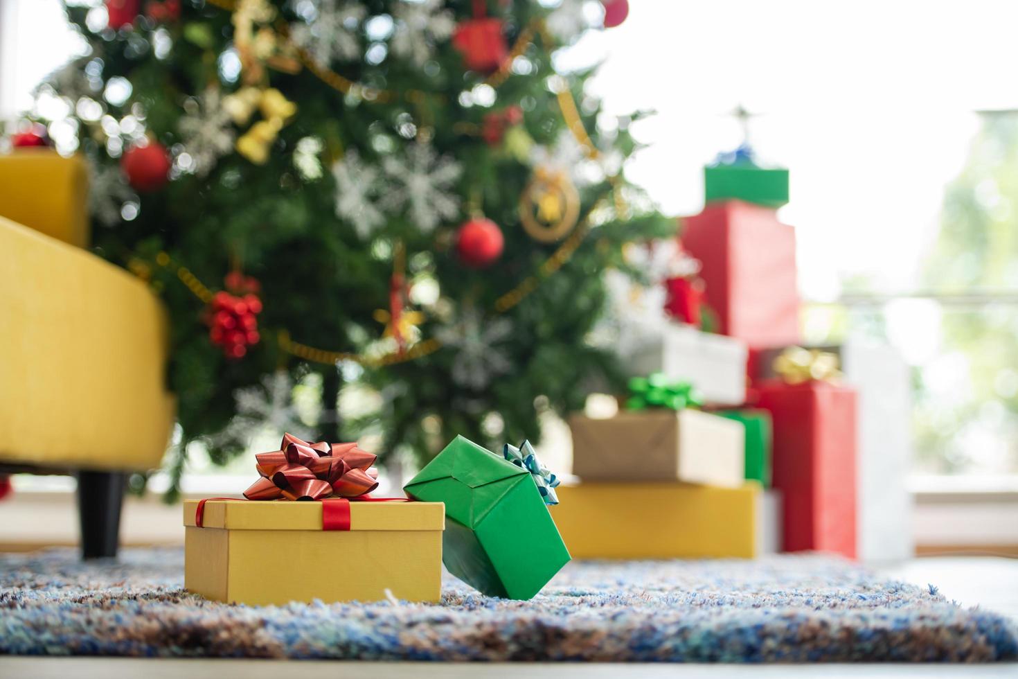 albero di natale addobbato in soggiorno foto