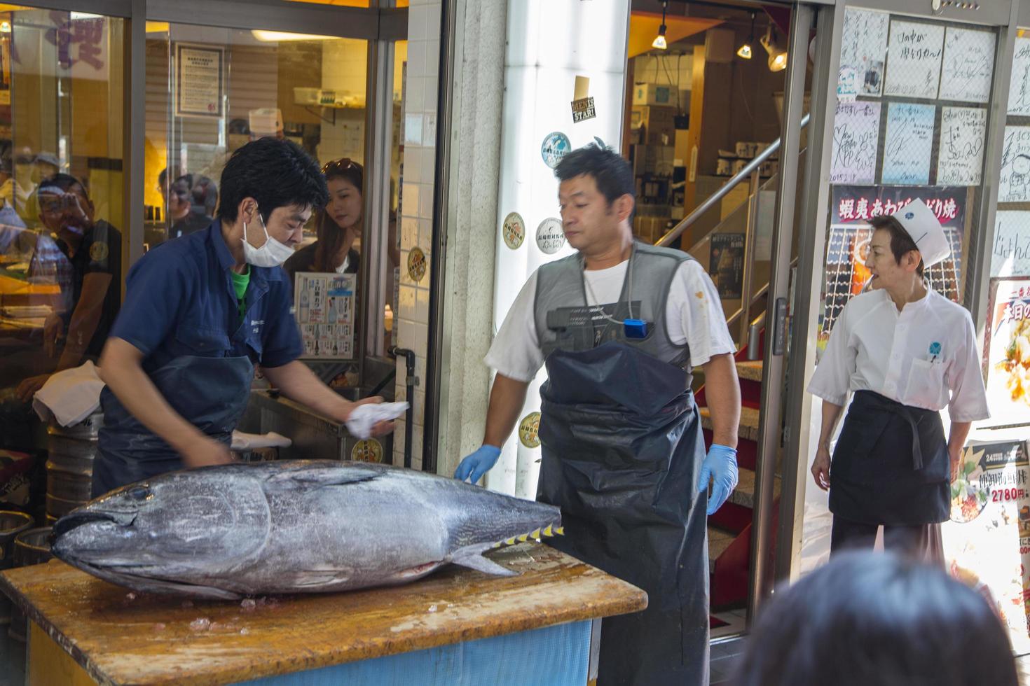 tokyo, giappone, 2 ottobre 2016 - persone non identificate al mercato del pesce di tsukiji a tokyo, in giappone. tsukiji è il più grande mercato all'ingrosso di pesce e frutti di mare al mondo. foto