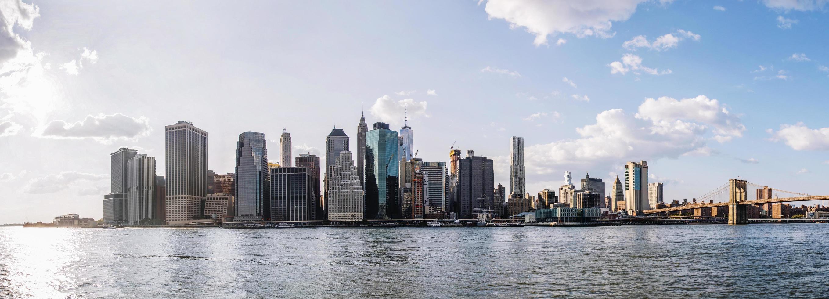 new york, usa, 25 agosto 2017 - il ponte di brooklyn è un ponte sospeso con cavo ibrido a new york city. circa 4000 pedoni e 3100 ciclisti attraversano questo storico ponte ogni giorno. foto