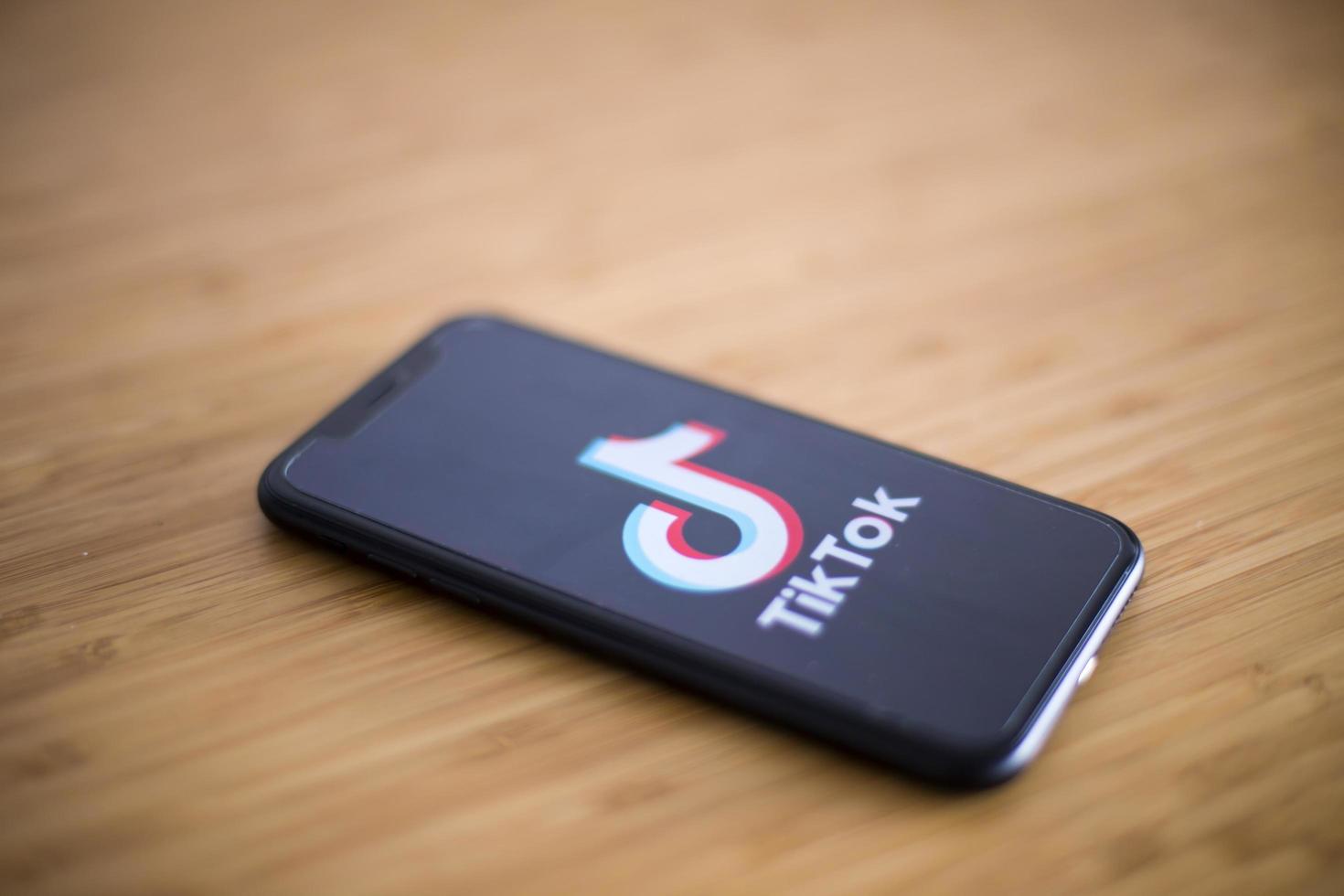 belgrado, serbia, 9 marzo 2020 - applicazione tiktok sullo schermo del telefono. tiktok è un servizio di social networking cinese per la condivisione di video lanciato nel 2016. foto