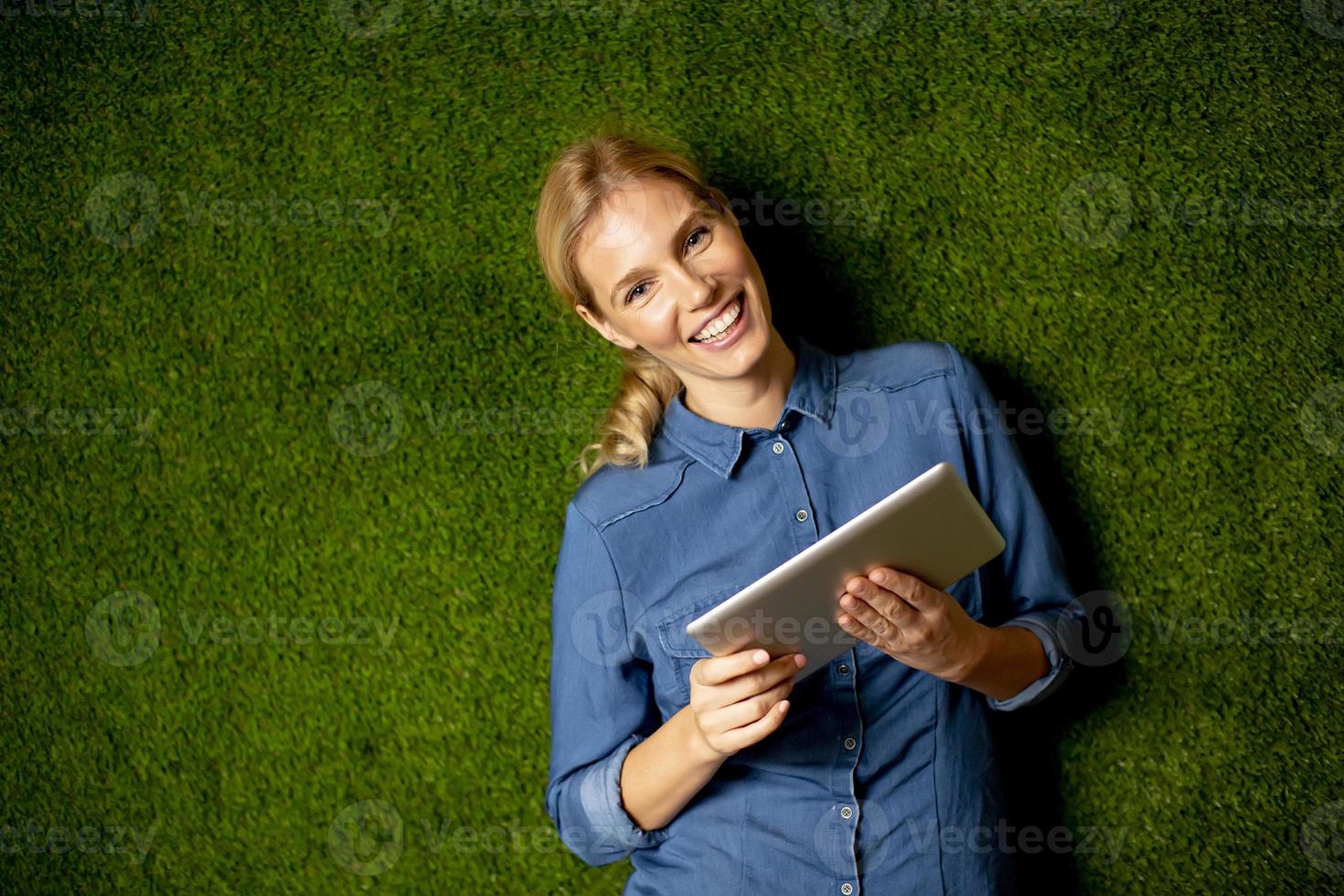 giovane donna con tavoletta digitale foto