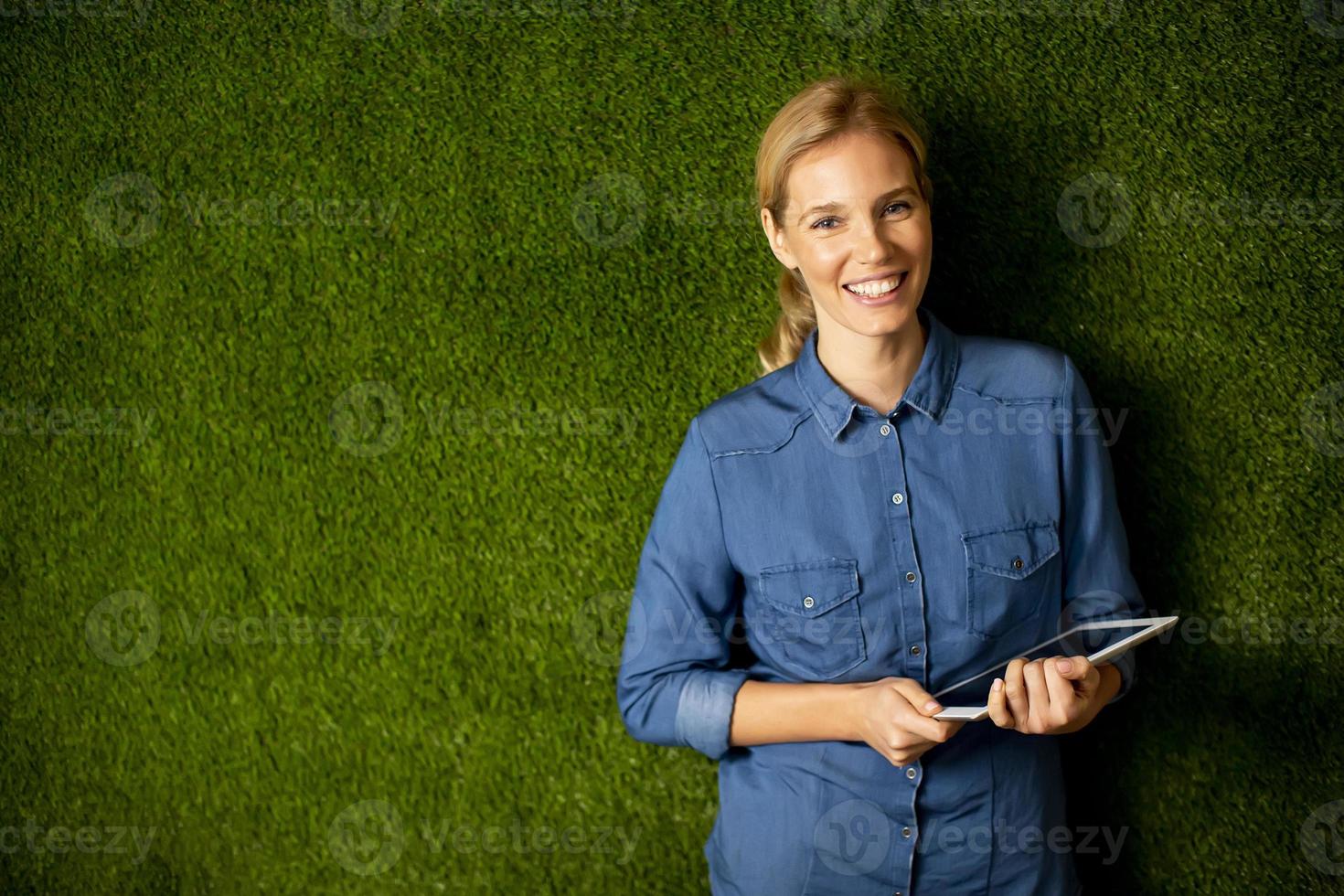 giovane donna con tavoletta digitale foto