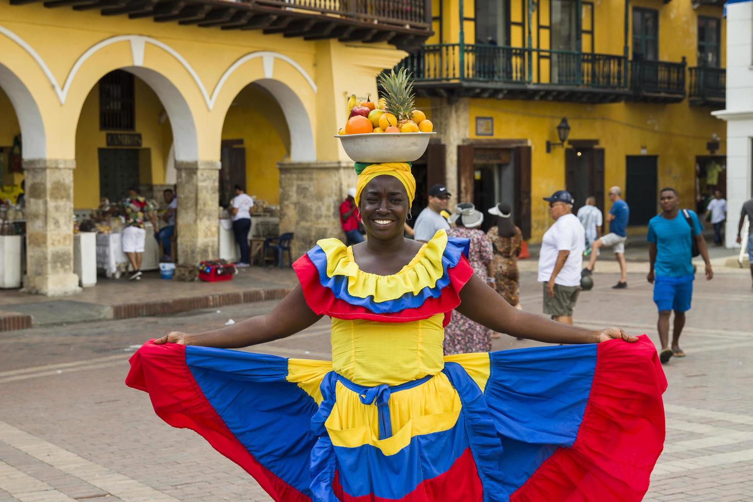 cartagena, colombia, 16 settembre 2019 - palenquera non identificata, signora venditrice di frutta sulla strada di cartagena. queste donne afrocolombiane provengono dal villaggio san basilio de palenque, fuori città. foto