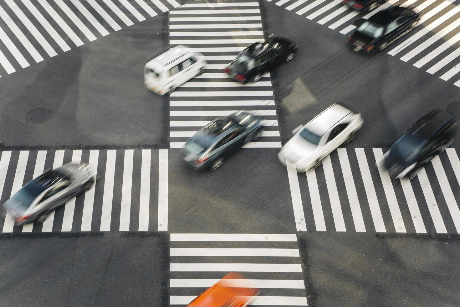 tokyo, giappone, 12 ottobre 2016 - persone non identificate che attraversano la strada trafficata di ginza, tokyo.it è una popolare area commerciale di lusso di tokyo. foto