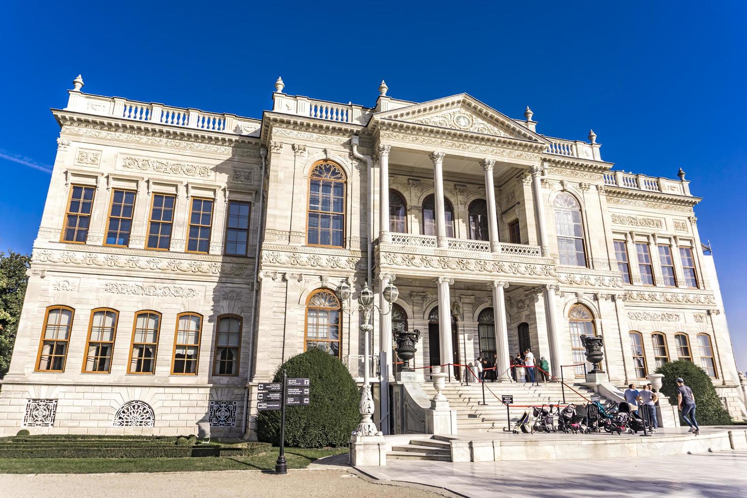 Istanbul, Turchia, 9 novembre 2019 - persone non identificate dal palazzo dolmabahce a Istanbul. il palazzo fu costruito nel 1856 e servì come principale centro amministrativo dell'impero ottomano fino al 1922 foto