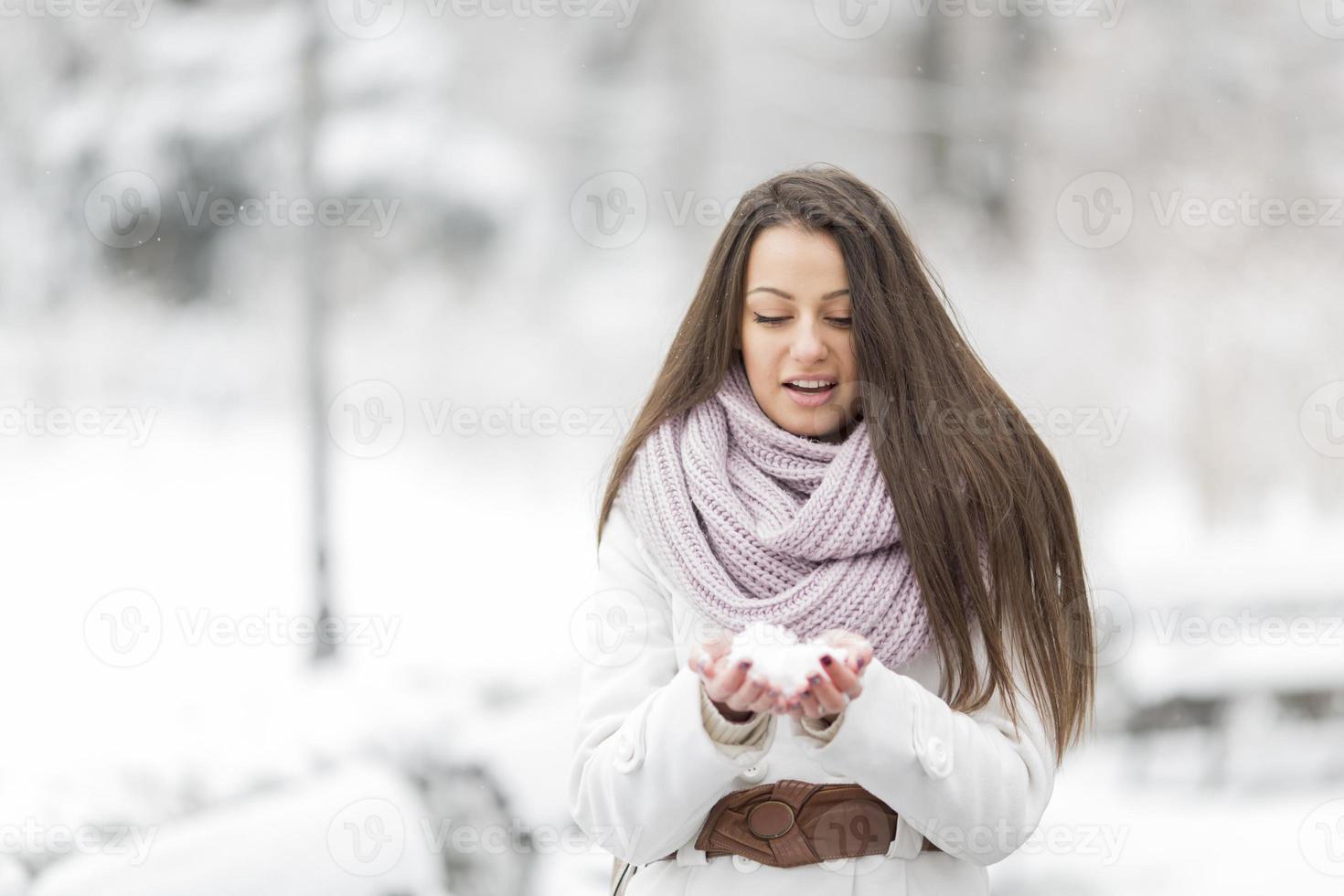 giovane donna in inverno foto