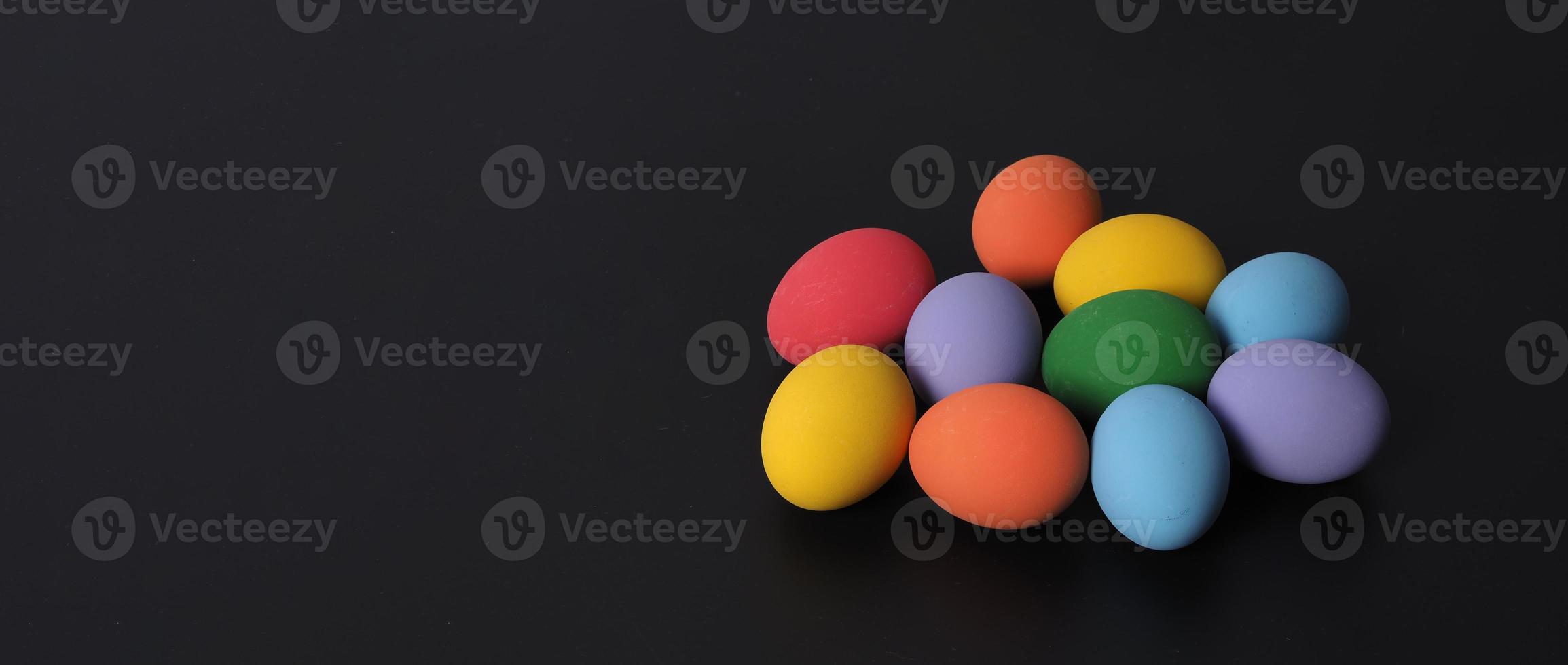 uova di Pasqua o uova colorate. multicolori di uova di pasqua foto