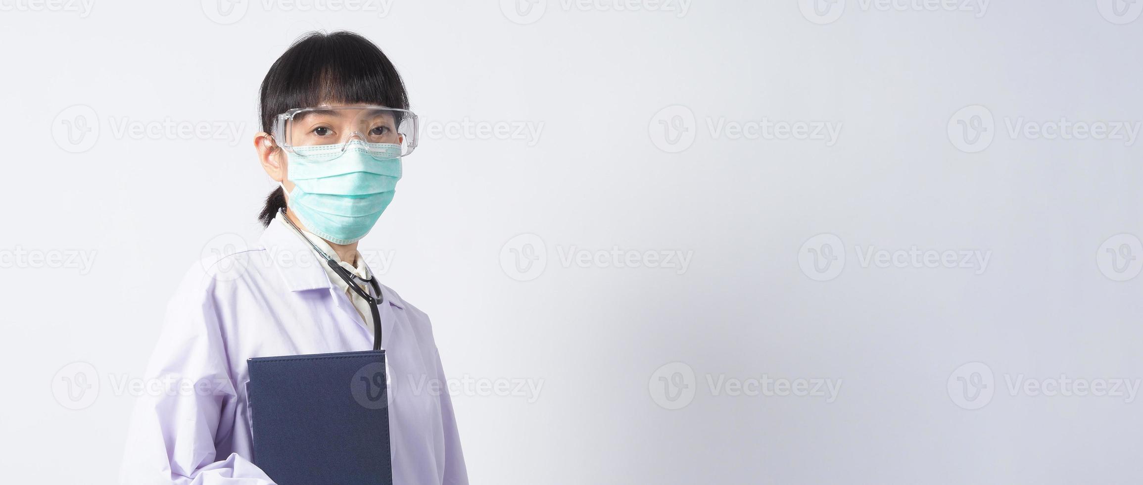 medico in uniforme indica un'area vuota. gesti con le mani. foto