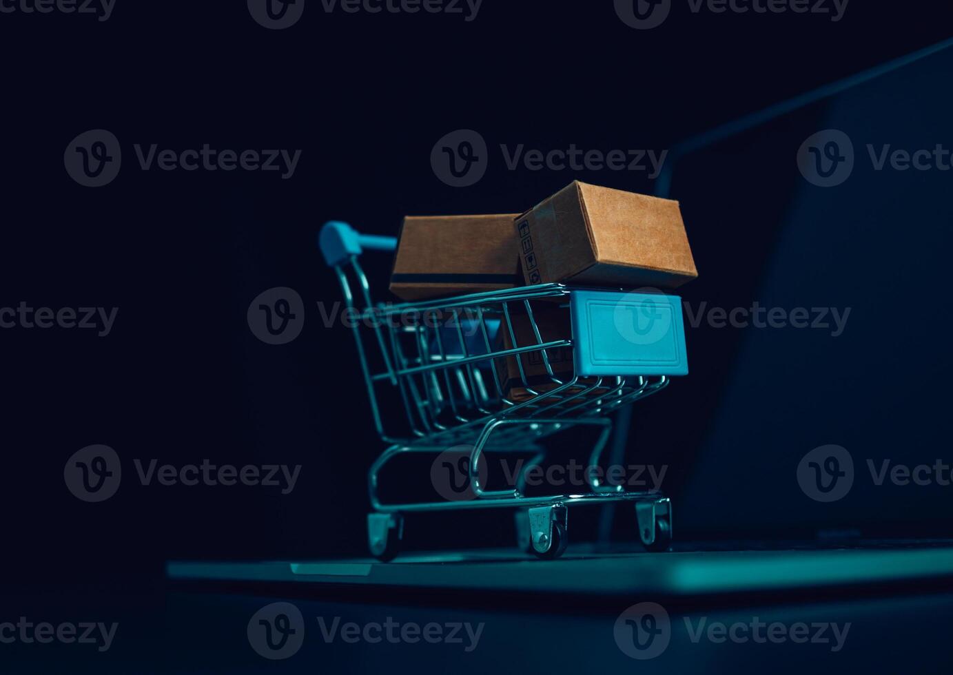 scatole nel un' shopping auto su un' il computer portatile tastiera del computer. idee di in linea acquisti, in linea shopping è un' modulo di elettronico commercio quello consente consumatori per direttamente acquistare merce a partire dal venditore al di sopra di il Internet. foto