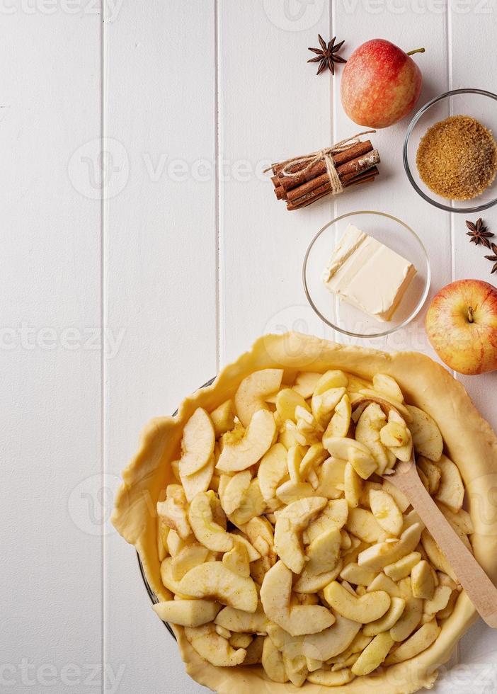 cottura della torta di mele fatta in casa su un tavolo di legno foto