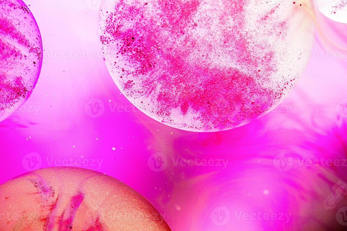 sfondo astratto con bolle d'olio sulla superficie dell'acqua colorata foto